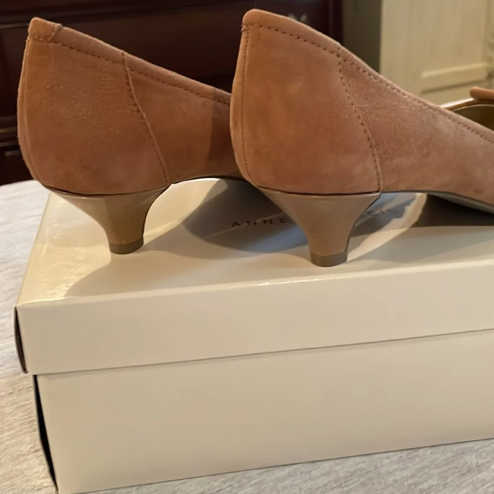 Anne Klein (new) suede iflex kitten heels - Picture 3 of 8